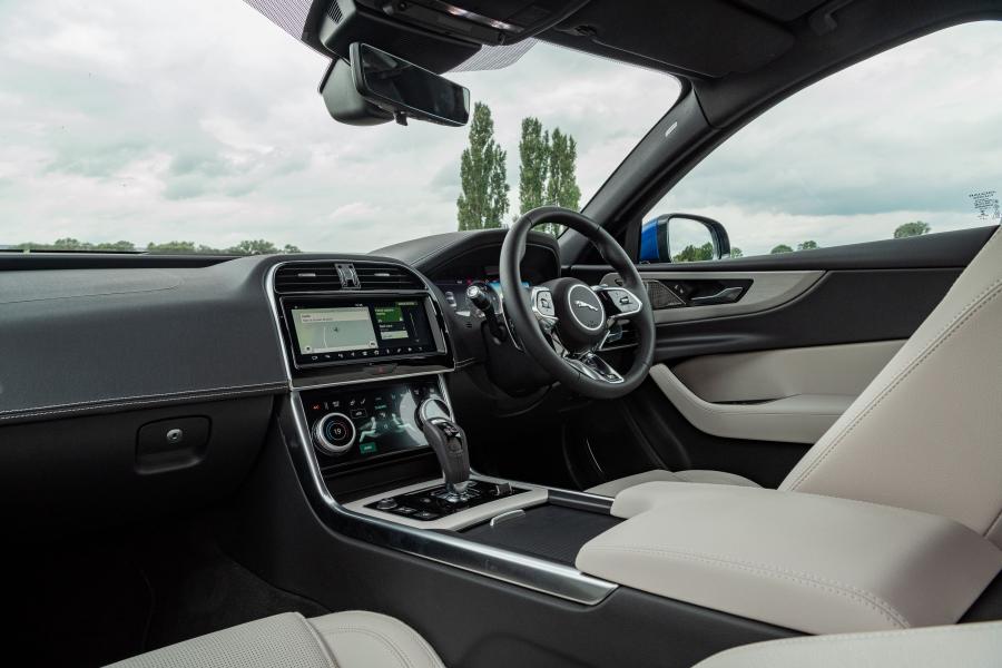 Интерьер Jaguar XE D180 SE R-Dynamic AWD 2019 года  (UK) (фото 19 из 40)